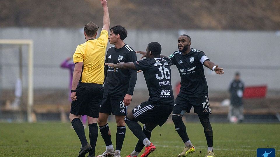 Auf dem Foto sieht Ozan Hot die rote Karte. 