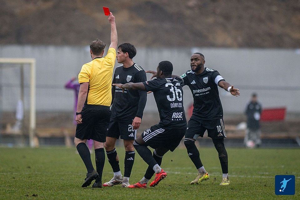 Auf dem Foto sieht Ozan Hot die rote Karte. Auf dem Foto sieht Ozan Hot die rote Karte.