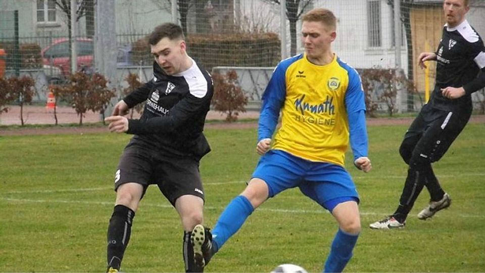 Der Tabellendritte von der SG Dresden Striesen (in schwarzer Spielkluft) tat sich in der Begegnung gegen Aufsteiger SC Großröhrsdorf lange Zeit schwer, ehe man in der Schlussphase doch noch seine Treffer zum 2:0-Heimsieg erzielen konnte. F: Das Bebbler-Magazin