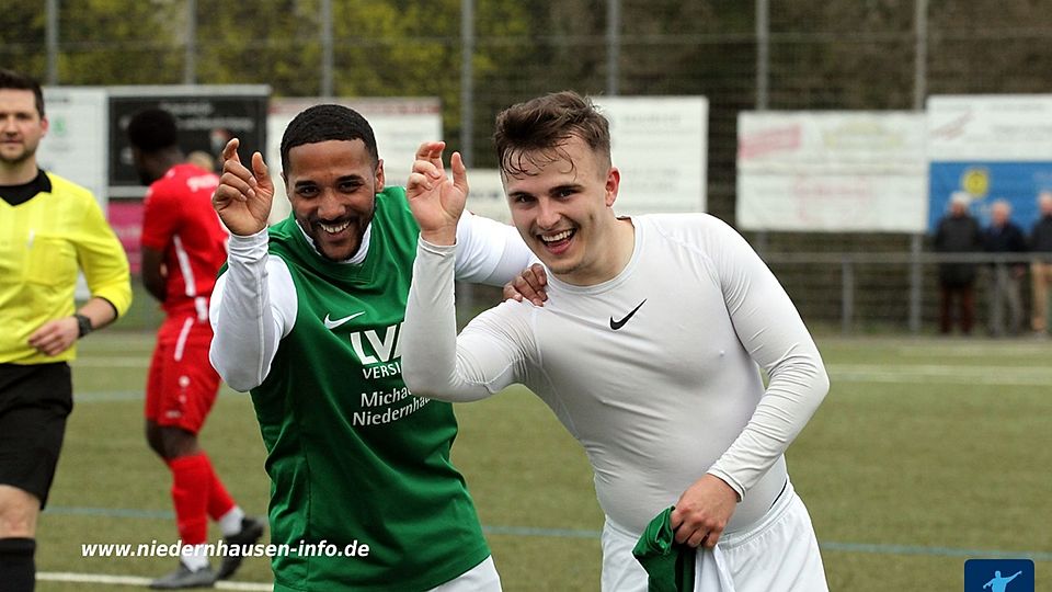 Thomas Brewer traf gegen die Spvgg. Eltville in der Schlussminute zum 2:1. Anschließend feierte gemeinsam mit Mike de Sousa (links). 