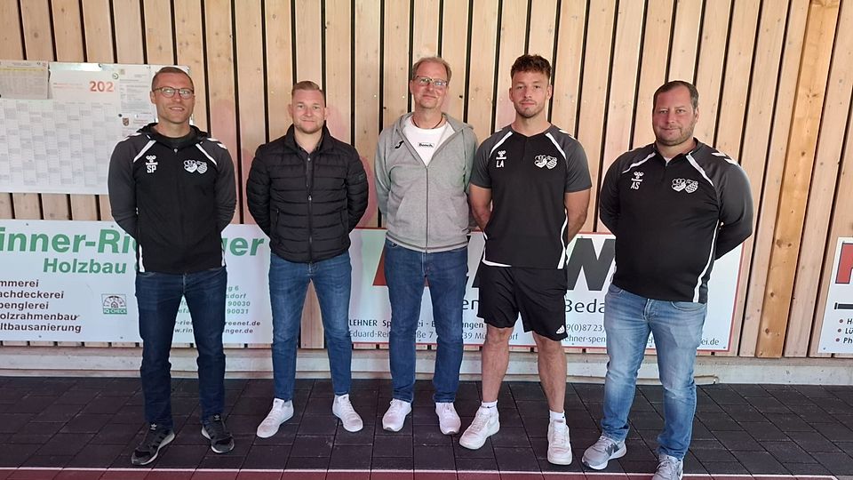 Stefan Sauer (Mitte) und Armin Leitl (zweiter von rechts) werden die SG Dornach / Roßbach künftig gemeinsam coachen 