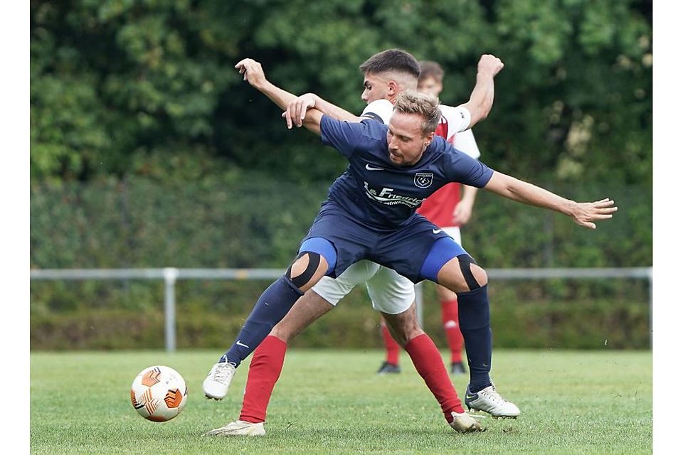Beim Seckmäurer Finale geht’s bei Dane Tarhan (FC Rimhorn, vorn) und Metehan Aksac (FSV Wörth) zur Sache.