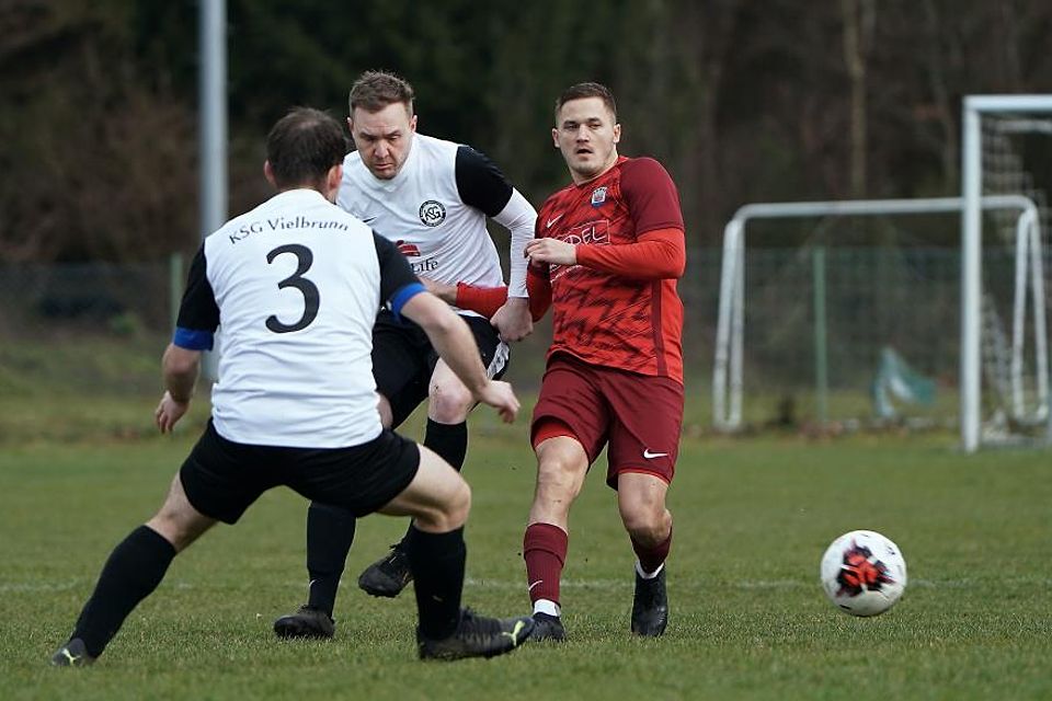 Die Vielbrunner Patrick Alexnat und Sebastian Hanatschek im Duell mit Sven Kleiser (SSV Brensbach). Die Vielbrunner Patrick Alexnat und Sebastian Hanatschek im Duell mit Sven Kleiser (SSV Brensbach).