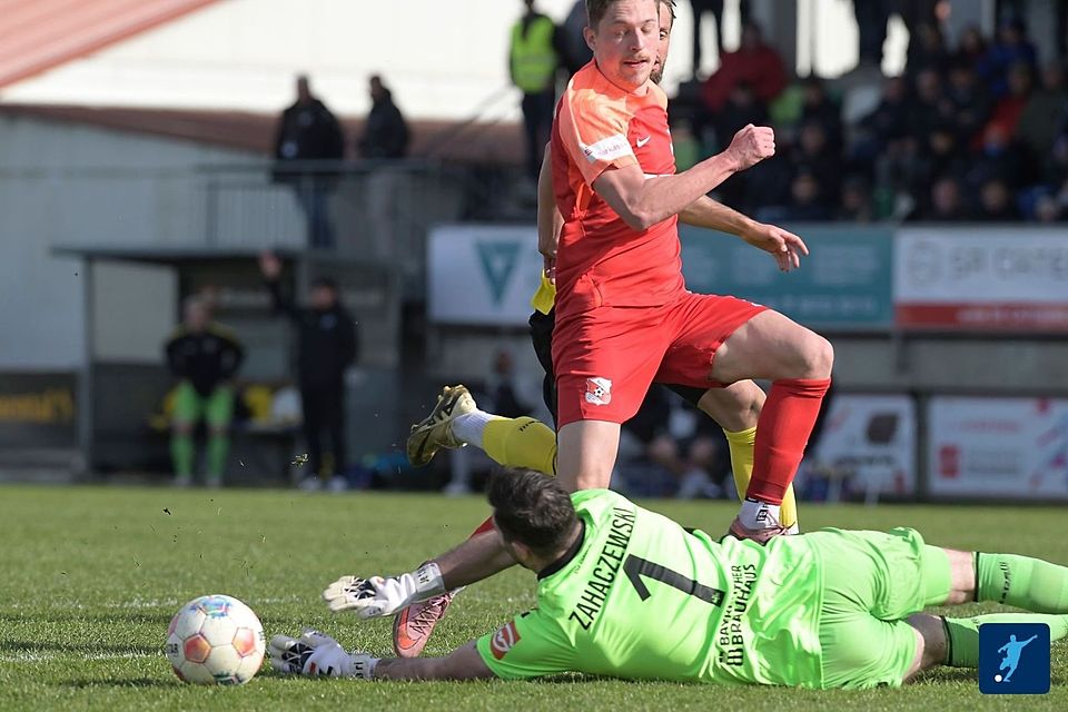 Die Entscheidung kurz nach der Pause: Tobias Gayring holt gegen Bayreuths Keeper Lucas Zahaczewski einen Elfer raus. Zu zehnt fehlte der Altstadt der Glaube, ein 0:2 noch umbiegen zu können.
