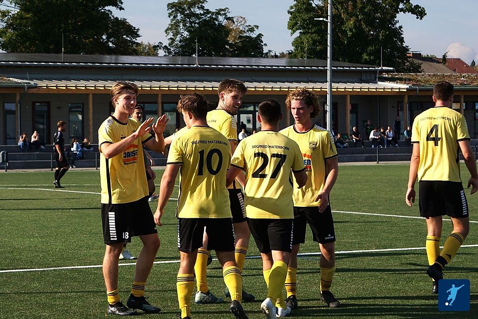 Siegfried Materborn feiert den Derbysieg. Siegfried Materborn feiert den Derbysieg.