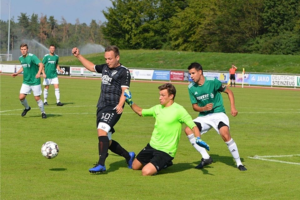 Der FC Schwarzenfeld (in Schwarz) und der FC Wernberg trennten sich mit einem Unentschieden. Foto: Dominik Straub