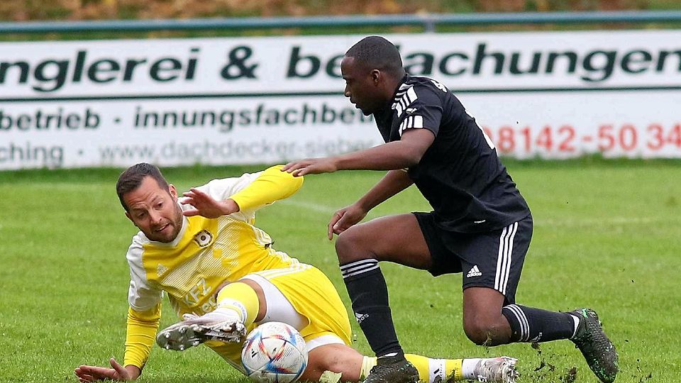 Der TSV Geiselbullach (gelbe Trikots) verliert im Derby gegen den FC Aich mit 1:2.