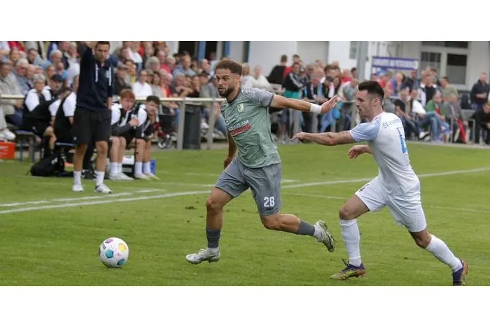 Luca Dietrich, in dieser Szene von Lukas Rodwald vom SV Gonsenheim verfolgt, gehört nach Ansicht von VfR-Torhüter Tobias Edinger zu den "Türmen" in Reihen des TSV Gau-Odernheim.