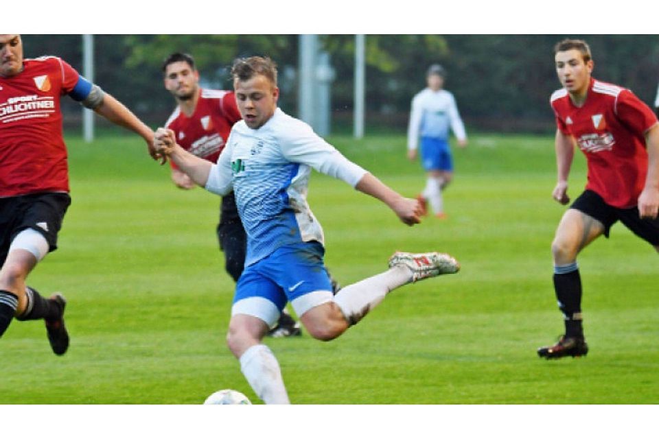 Offen war die Partie am Dienstagabend zwischen dem FC Real Kreuth II (in Rot) und den SF Fischbachau.  Thomas Plettenberg