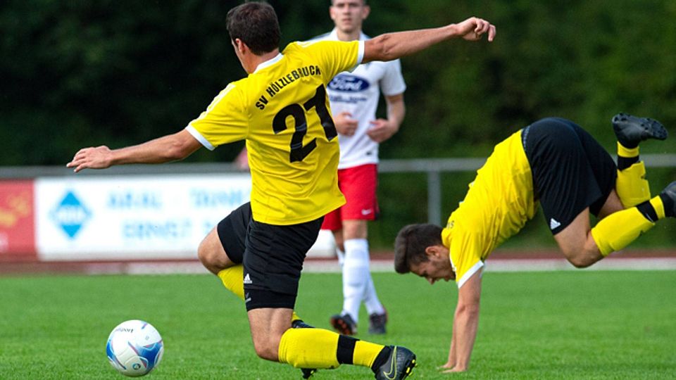 Zum Saisonstart in der Bezirksliga schlugen die gelb-schwarzen Hölzlebrucker um Christian Seifried (links) förmlich Purzelbäume und besiegten den TuS Bonndorf mit 2:0-Toren.
