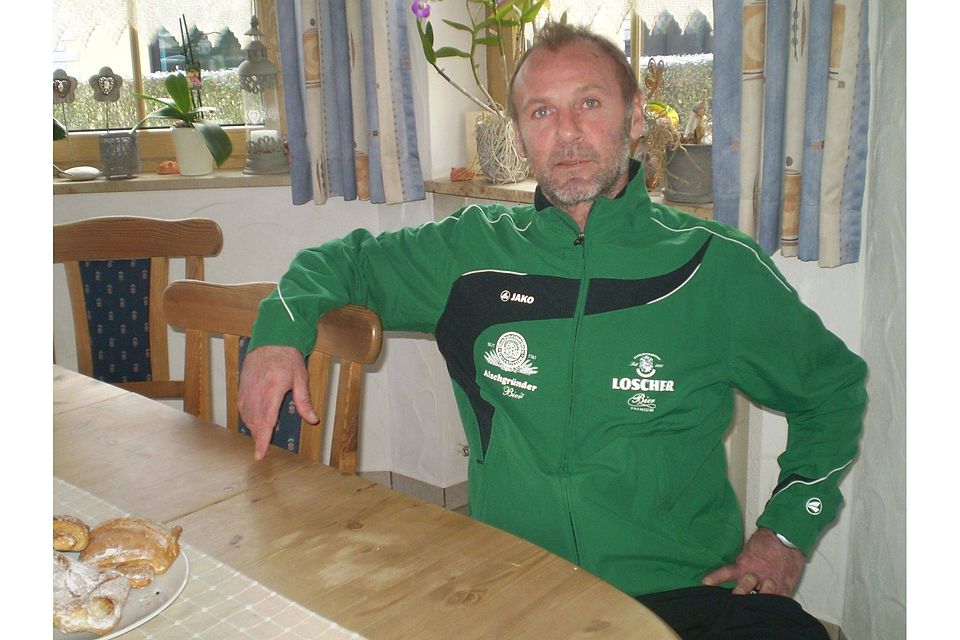 Dieter Eckstein in seinem Wohnzimmer in Mitteleschenbach. Er trägt den Trainingsanzug seines neuen Vereins SpVgg Steinachgrund (F.: Andreas Schmitt).