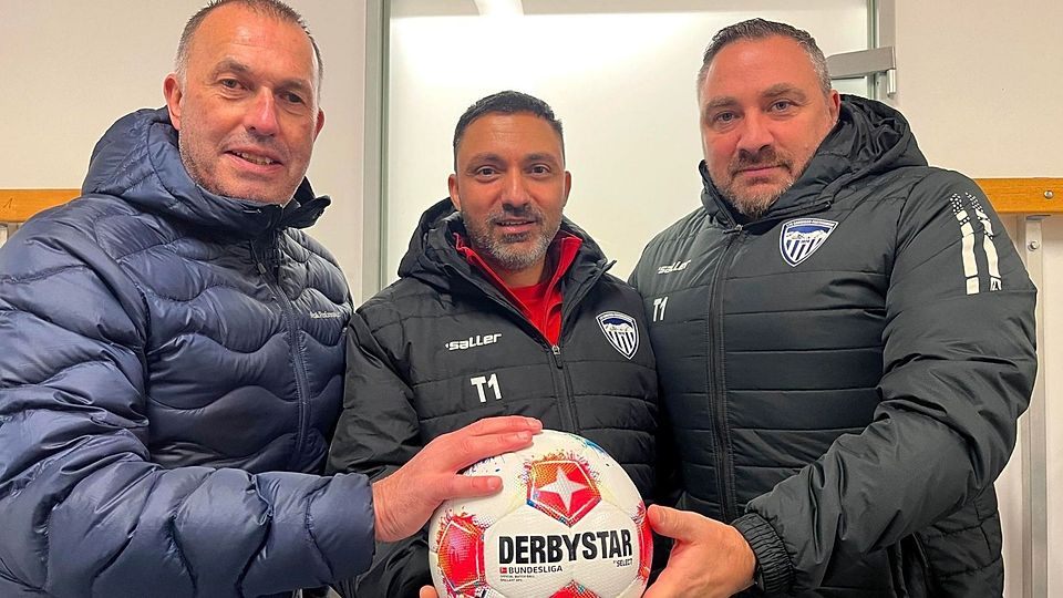 Gemeinsame Sache machen (v. l.) Arne Albl, Khaled Abdo und Co-Trainer Daniel Lazaroiu beim 1. FC Garmisch-Partenkirchen.