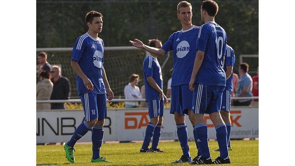 Ratlosigkeit und Frust spiegeln Gesten und Mimik der Neuenkirchener Benjamin Kocybik (14), Christian Buse und Daniel Hörnschemeyer (10) wieder. Foto: Heinrich Vollmer