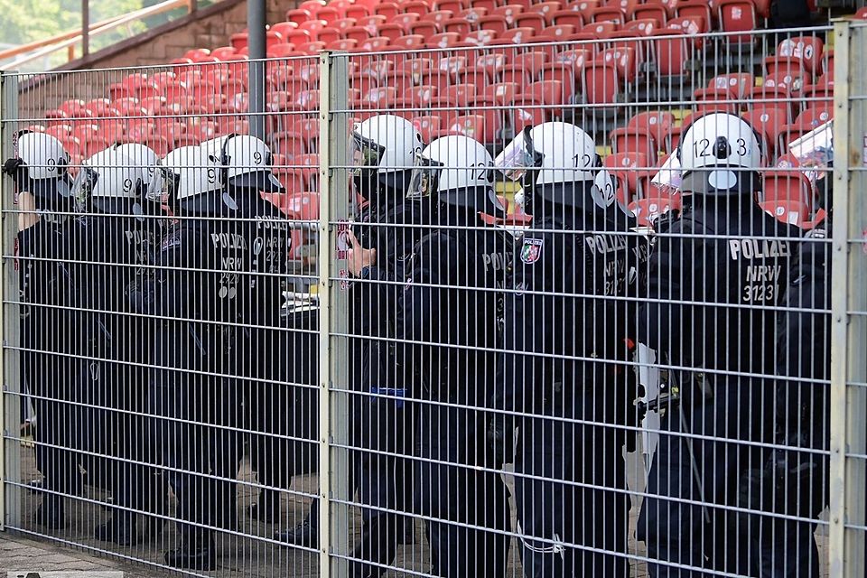 Die Polizei war zahlreicher vertreten als üblich. Die Polizei war zahlreicher vertreten als üblich.