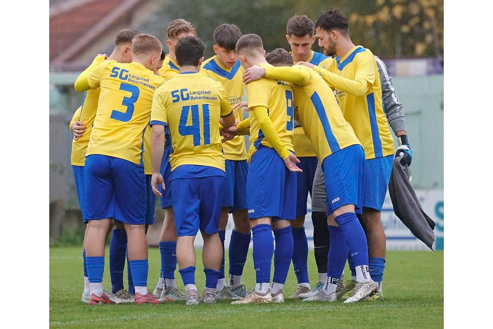 Zusammenhalt: Die SG Langstadt/Babenhausen hofft am letzten Hinrunden-Spieltag der Fußball-Verbandsliga Süd auf ein Erfolgserlebnis. 	Foto: Peter Henrich