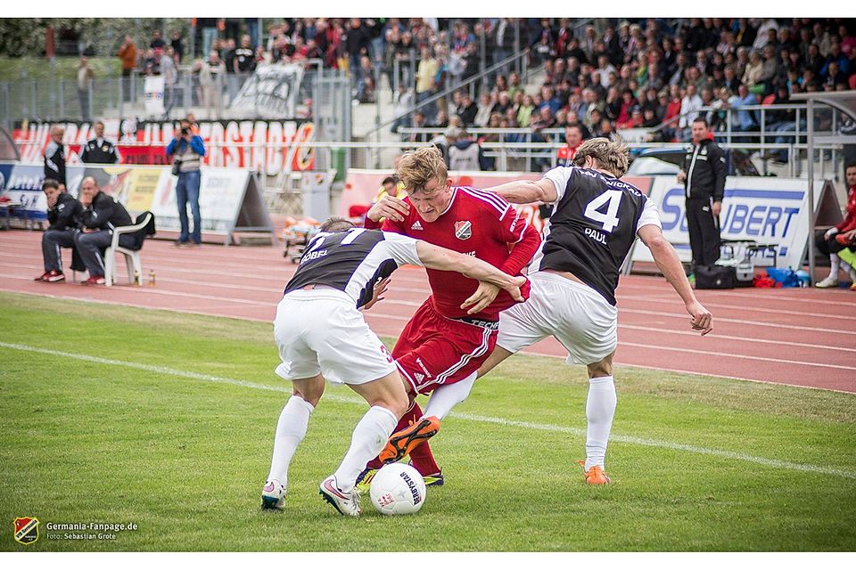 Halberstadt (in rot) schaffte in der letzten Saison zuhause einen 3:1-Heimsieg gegen den FSV   F: Grote