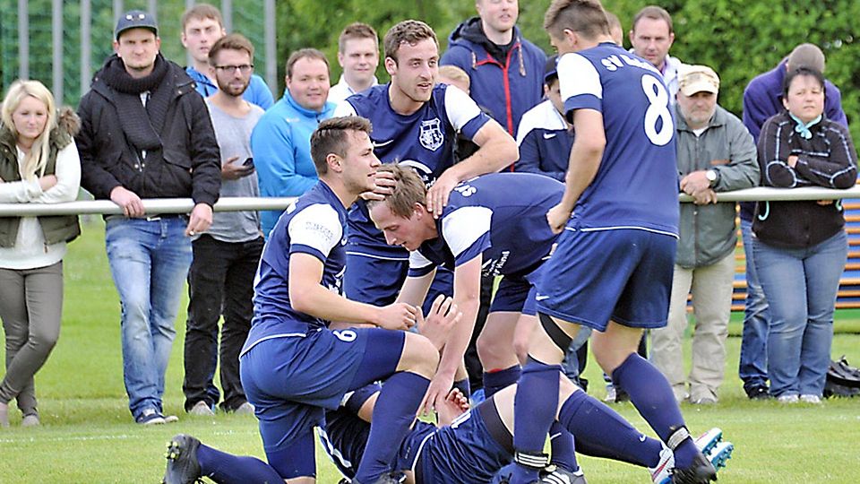 Blau-weißer Jubel Nummer eins: Timo Czernoch (am Boden) hat Holzheim erstmals in Führung geschossen.  Foto: Aumiller