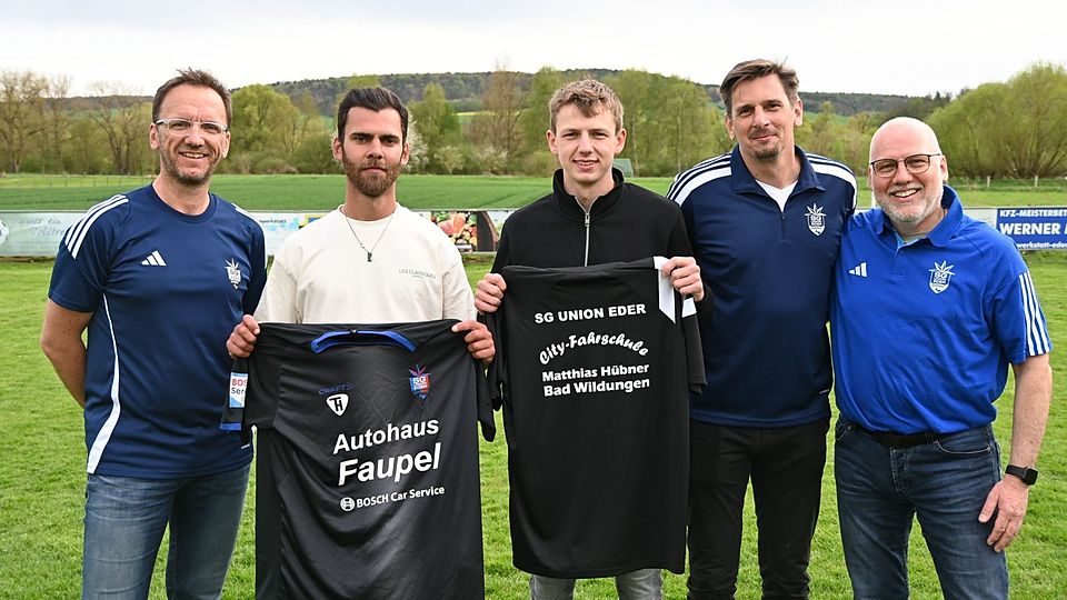 Von links: Thomas Köhler (Vorstand SG Union Eder), Maurice Senyigit, Arne Jungermann, Trainer Olaf Kubaink und Ralf Schäfer (Vorstand SG Union Eder).