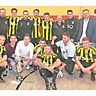Roland Millich war in Hilfarth das beste Hallenfußballteam. Dazu gratulierte Dirk Hermsmeier, Vorsitzender des TuS Jahn (2.v.r.).