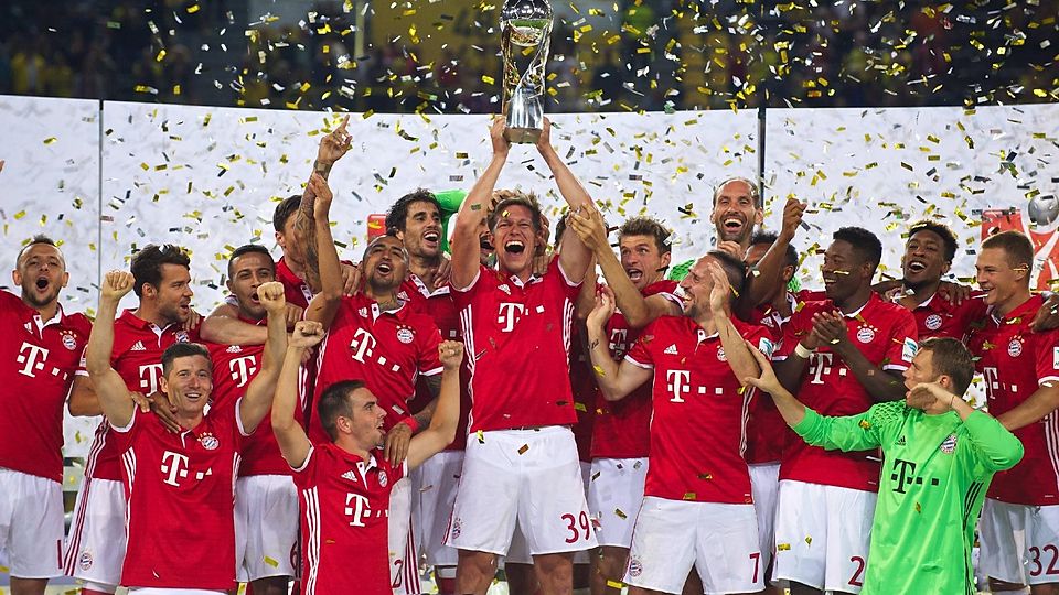 Einzigartiges Erlebnis beim Supercup 2016: Amateure-Kapitän Nico Feldhahn durfte den Pokal zwischen den FCB-Stars in den Himmel strecken.
