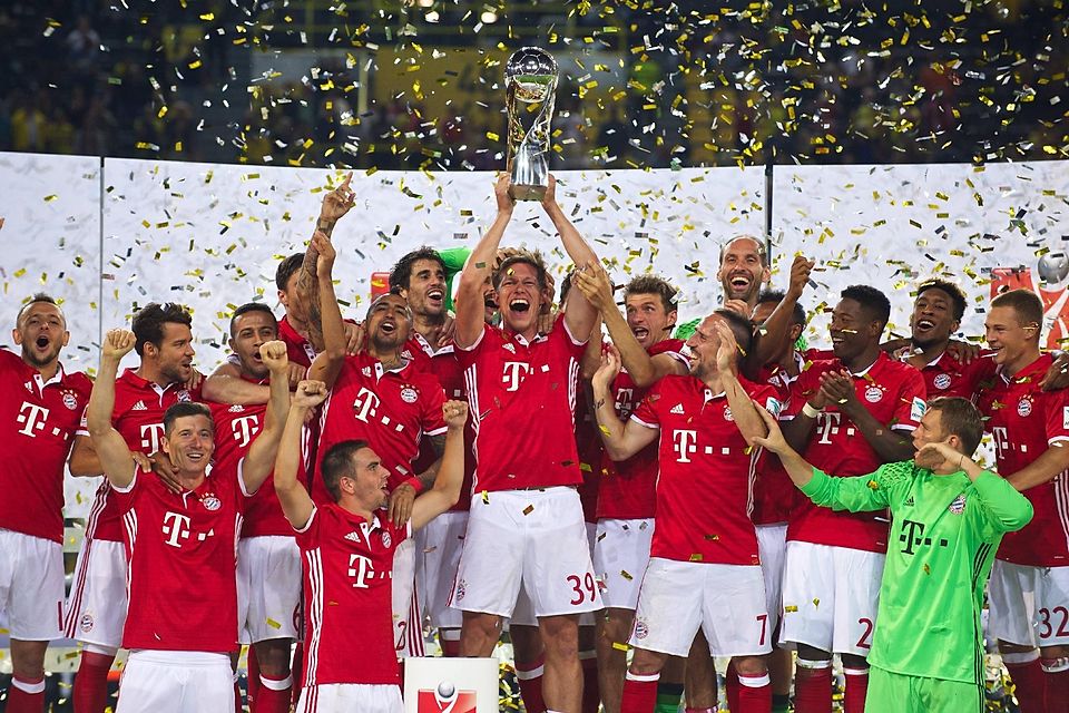 Einzigartiges Erlebnis beim Supercup 2016: Amateure-Kapitän Nico Feldhahn durfte den Pokal zwischen den FCB-Stars in den Himmel strecken.