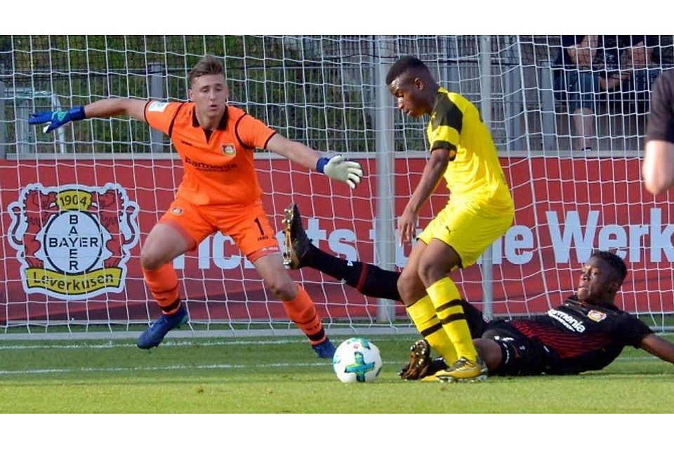 BVB-Torschütze Youssoufa Moukoko scheitert in dieser Szene an Bayer-Keeper Marcel Lotka.Fotos: UH