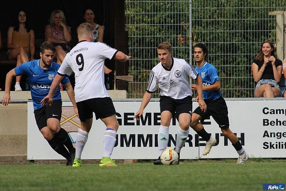Der SV Altenstadt/WN (blau) holt sich ein 3:1 beim SV Immenreuth.