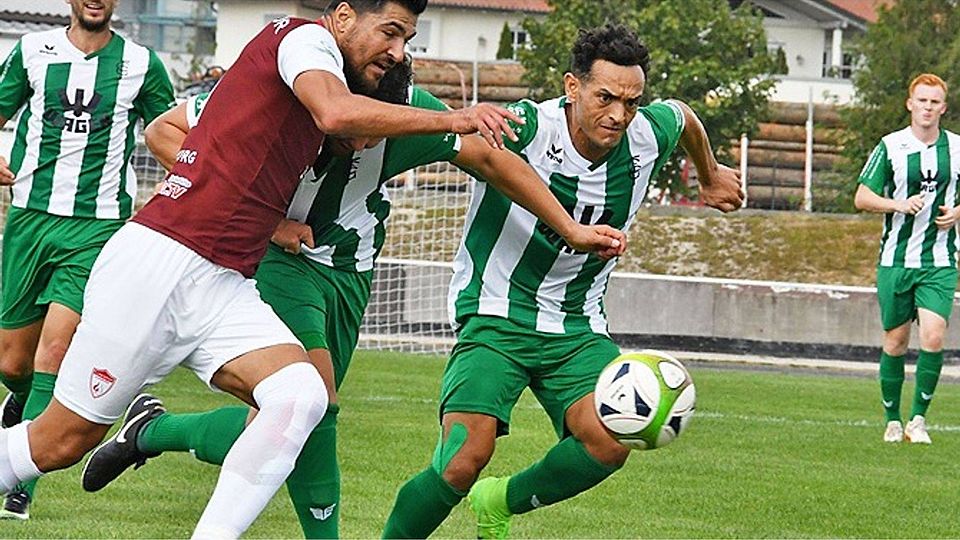 Wegen einer Wadenzerrung steht Stürmer Daniel Cesar Viana dos Santos (am Ball) dem FC Gundelfingen in Garmisch wohl nicht zur Verfügung.  Foto: Walter Brugger