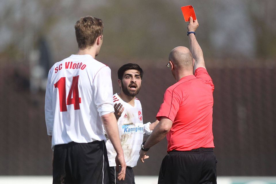 Platzverweis: Schiedsrichter Marijan Zalovic zeigt Enes Ulun die Rote Karte. Auch Amateurfußballer müssen ihre Sperren ab nächster Saison definitiv absitzen. 