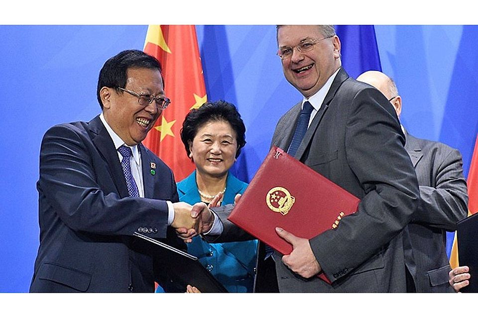 DFB-Präsident Reinhard Grindel hat mit den Chinesen eine enge Zusammenarbeit vereinbart.  Foto: Rainer Jensen/dpa