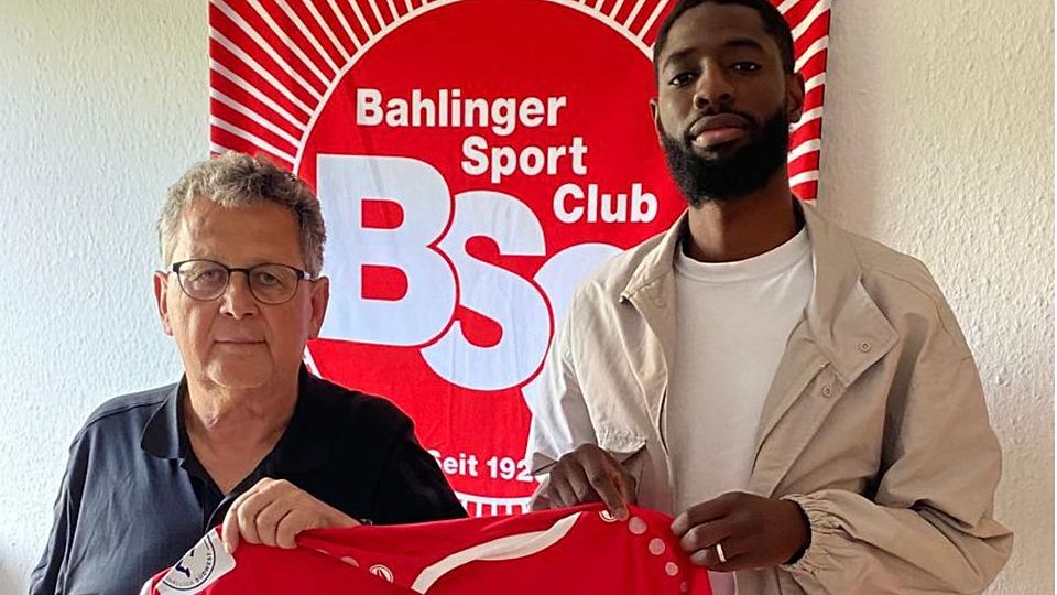  li. der Vorstandsvorsitzende des Bahlinger SC, Dieter Bühler, und re. As Ibrahima Diakité.  