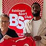  li. der Vorstandsvorsitzende des Bahlinger SC, Dieter Bühler, und re. As Ibrahima Diakité.  
