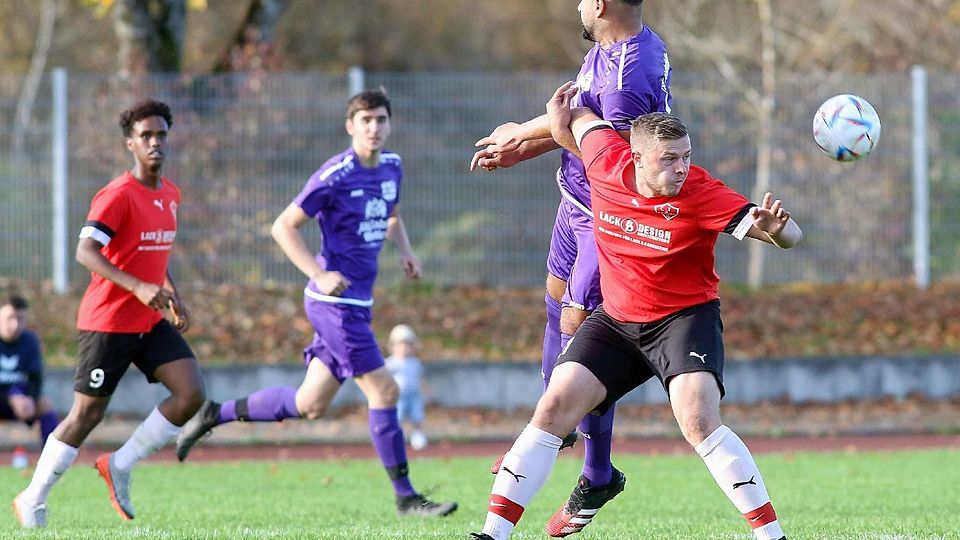 In der A-Klasse war Miralem Brkic (in Rot, r.) eine Klasse für sich. In 23 Spielen für den BVTA Fürstenfeldbruck gelangen dem Stürmer beeindruckende 40 Tore.