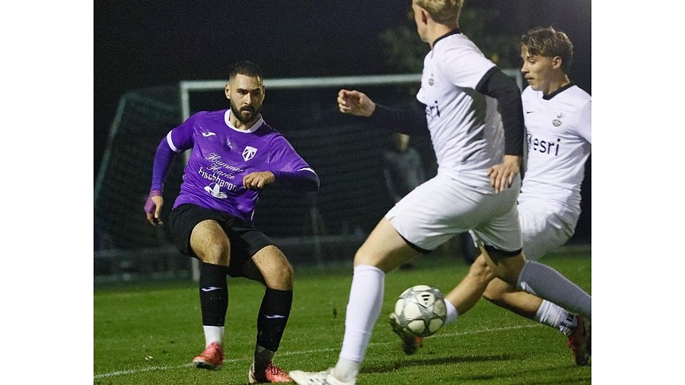 Öfter mal einen Schritt zu spät kamen die Kranzberger (in Weiß) im Pokal-Halbfinale gegen Altenerding.