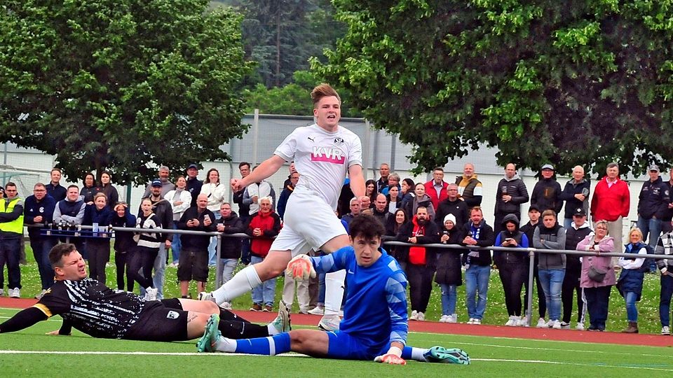 Gau-Algesheims Torjäger Fabian Commes (weißes Trikot) gibt Laubenheims Keeper Levin Weckenmann beim Führungstreffer das Nachsehen.
