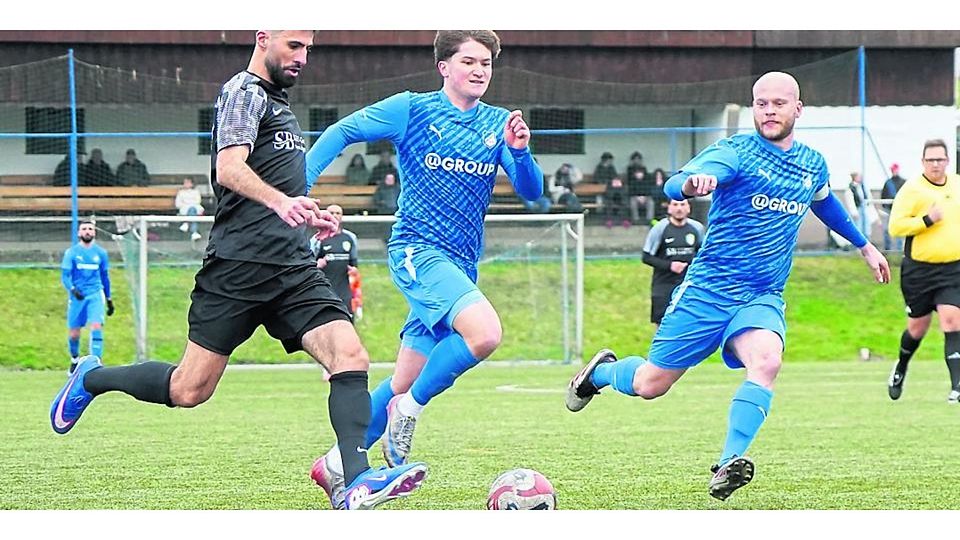 Torjäger Mahir Marankoz (l.) rettet dem FC Amedspor Wetzlar mit seinem ganz späten Doppelpack gegen den SSV Sechshelden noch ein 3:3-Unentschieden, womit der Fußball-Kreisoberligist nach seiner Sperre unbezwungen bleibt. (Archivbild) © Isabel Althof