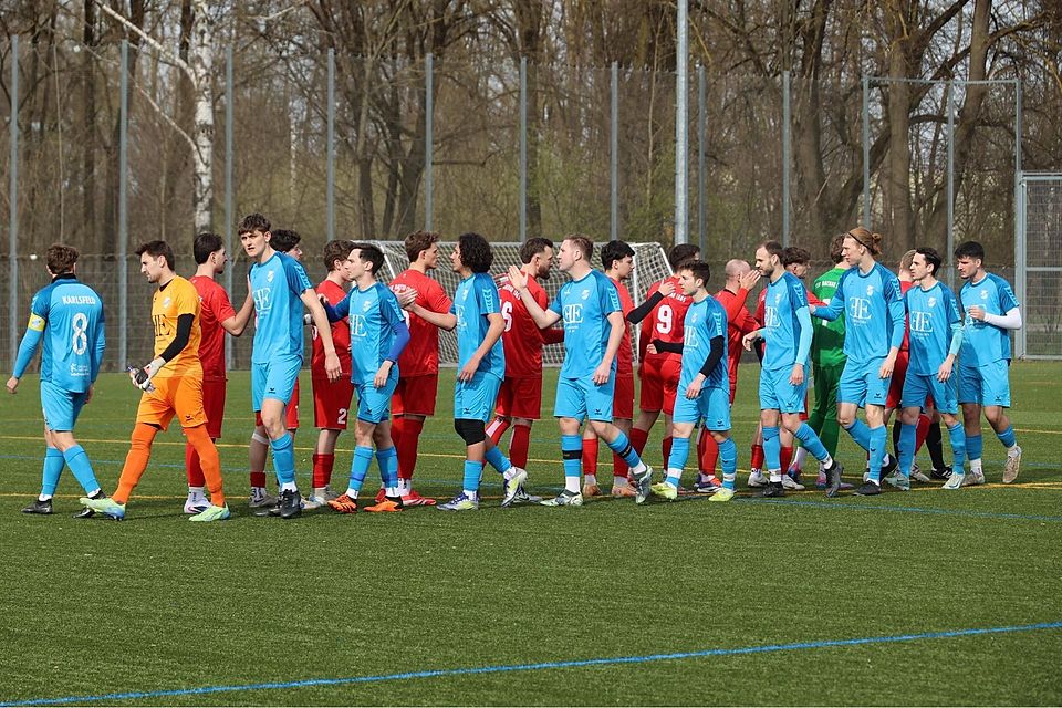 Derbyzeit im Sportpark Ost: die Teams des TSV 1865 II und Eintracht Karlsfeld II noch friedlich beim Abklatschen vor dem Anpfiff.