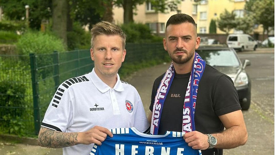 Hernes Sportlicher Leiter Marcus Piossek mit Sommerneuzugang Bernad Gllogjani.