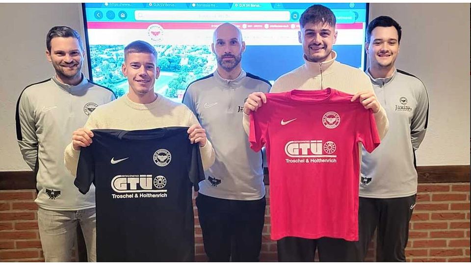 Das Trainer-Trio Kraus, Wegener und Wischmeier (v.l.) dürfen sich mit Tim Hermann (2.v.l.) und Georg Schrader (2.v.r.) über zwei hochkarätige Neuzugänge freuen