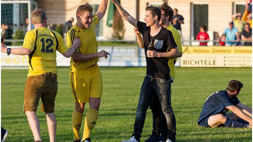 Jubel beim TSV Mindelheim: Die Zweite Mannschaft von Trainer Markus Purz hat nach einem verdienten 2:1-Sieg gegen Stötten gestern den Aufstieg in die Kreisklasse perfekt gemacht.  	F.: Michael Lindemann