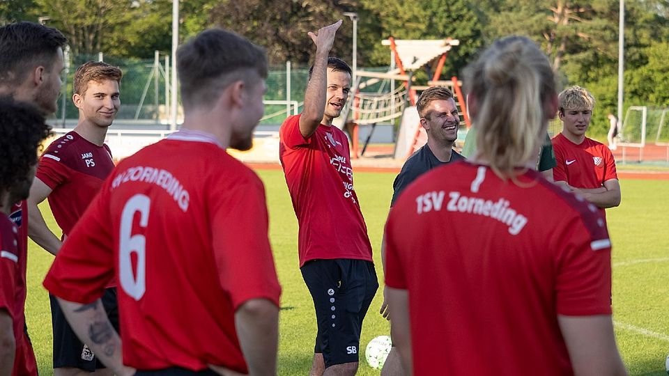 Viel zum Erläutern hat Zornedings Trainer Sascha Bergmann (Mitte) vor der Bezirksliga-Saison.
