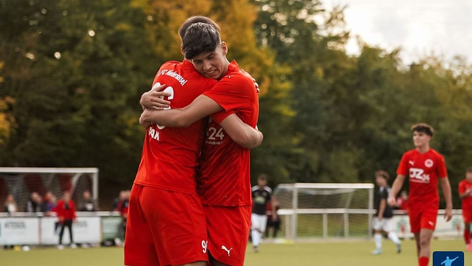 Der 1. FC Niederkassel bejubelt den Treffer zum 2:0 gegen den TuS Mondorf.