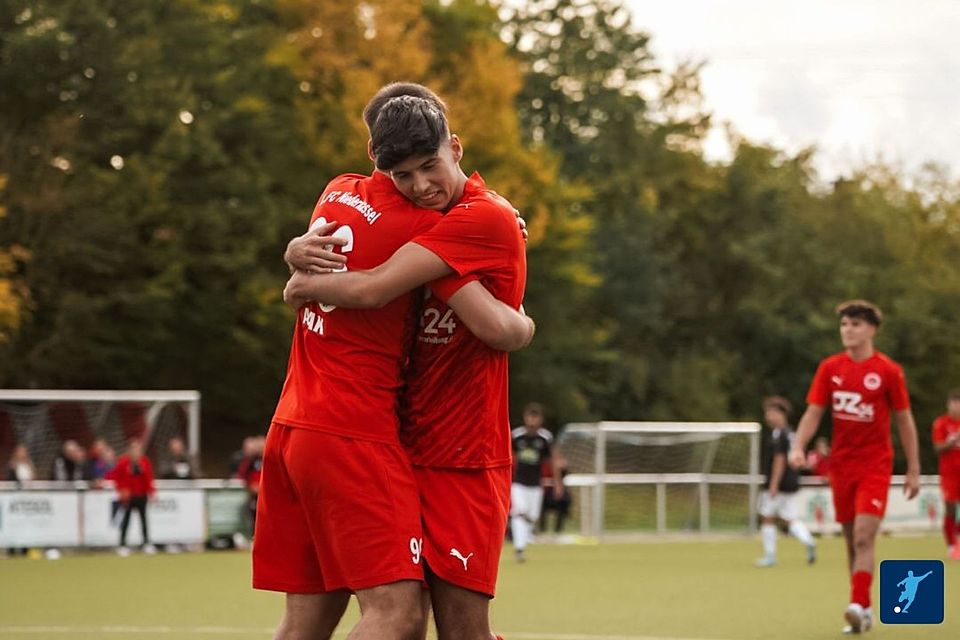 Der 1. FC Niederkassel bejubelt den Treffer zum 2:0 gegen den TuS Mondorf.