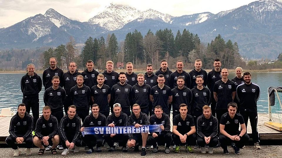 Da war die Welt noch in Ordnung: Vor malerischer Kulisse stellte sich der SV Hintereben am Faker See zum Mannschaftsfoto auf.