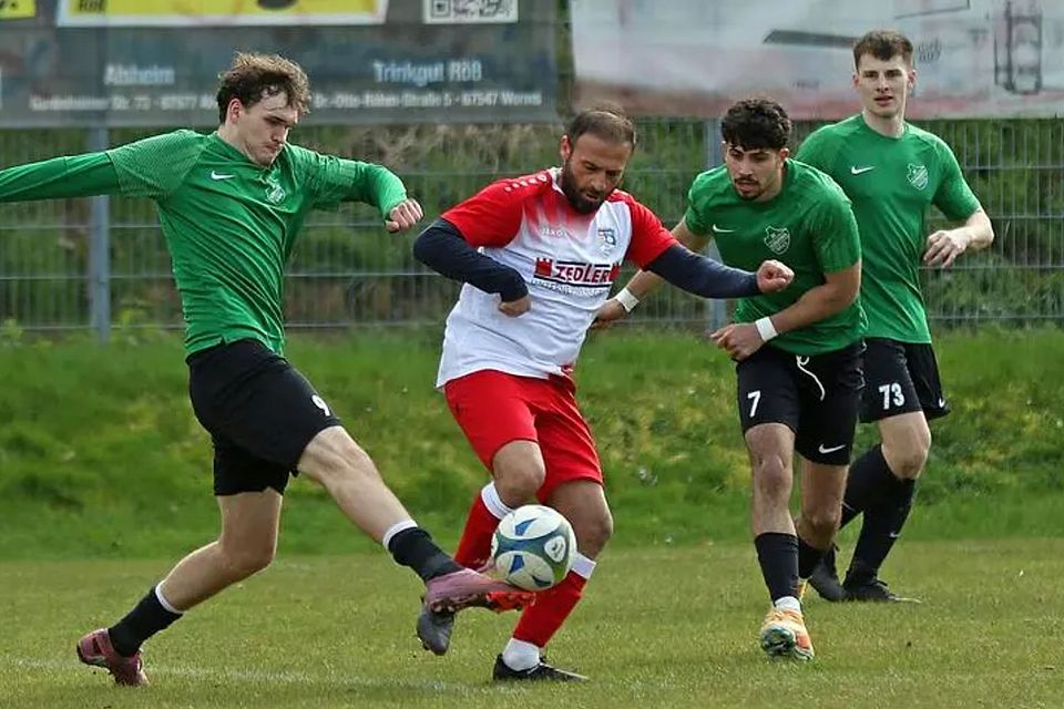 Ab durch die Mitte ist nicht immer die beste Lösung. Das merkt auch Alzeys Ömer Cekic, der von SV Normannia Pfiffligheims Steve Weinmann und Jomard Dalleki in die Zange genommen wird. Ab durch die Mitte ist nicht immer die beste Lösung. Das merkt auch Alzeys Ömer Cekic, der von SV Normannia Pfiffligheims Steve Weinmann und Jomard Dalleki in die Zange genommen wird.