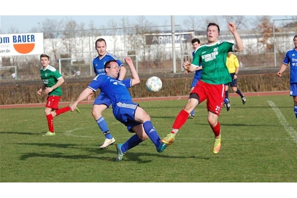 Mit 2:1 entschied der ATSV (grün-rot) das Pokal-Halbfinale gegen den TSV Langquaid für sich. Fotos: Rutrecht