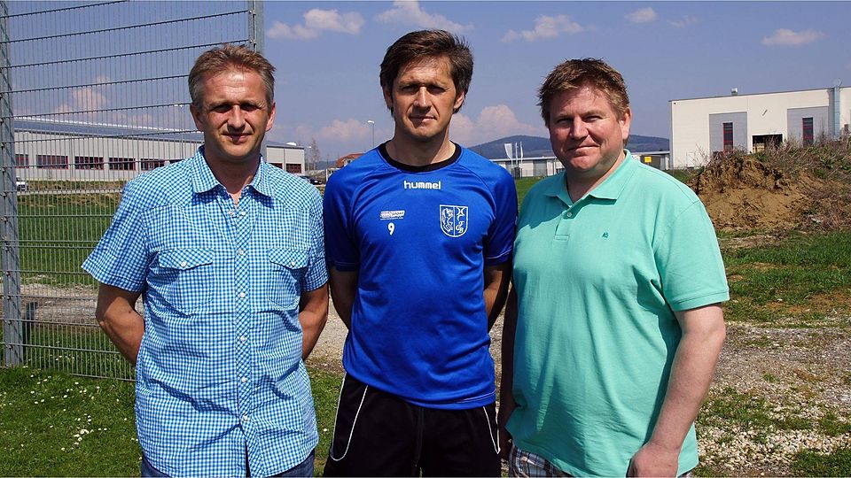 Im Bild: Büchlbergs Abteilungsleiter Christian Reidl (li.) und Bernhard Poschinger (re.) mit Spielercoach Reinhold Traxinger  Foto:Weny