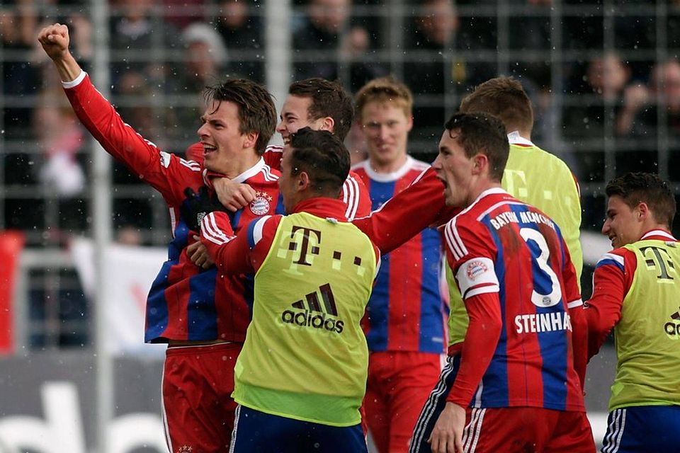 Ein gefeierter "Derbyheld" in Minute 75 erzielte Lukas Görtler (li.) das entscheidente 1:0 für die Bayern. F: Images