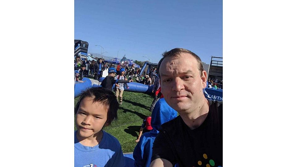 Da war die Welt noch in Ordnung: Thomas Strohmann (rechts) mit Sohn Calvin bei der Pre-Game Show vor dem ersten Saisonspiel der San Jose Earthquakes.	Foto: T. Strohmann