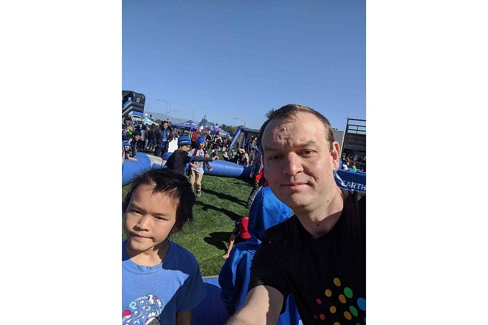 Da war die Welt noch in Ordnung: Thomas Strohmann (rechts) mit Sohn Calvin bei der Pre-Game Show vor dem ersten Saisonspiel der San Jose Earthquakes.	Foto: T. Strohmann